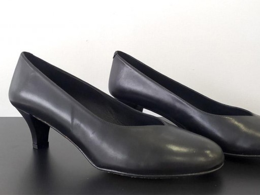 Salón negro tacón fino