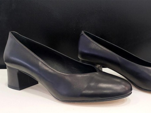 Salón negro tacón grueso