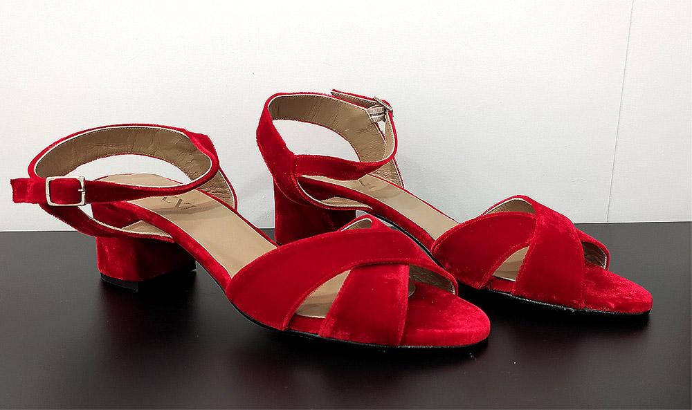 Sandalia cruzada terciopelo rojo