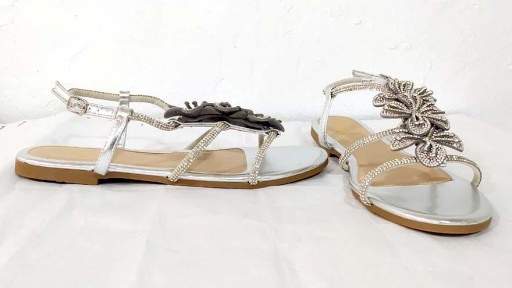Sandalia plana flores plata [1]