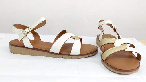 Sandalia blanca y dorada [1]