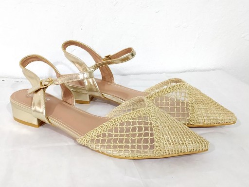 Sandalia cerrada dorada