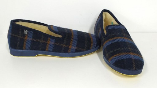Zapatilla cerrada cuadros borreguito  [1]