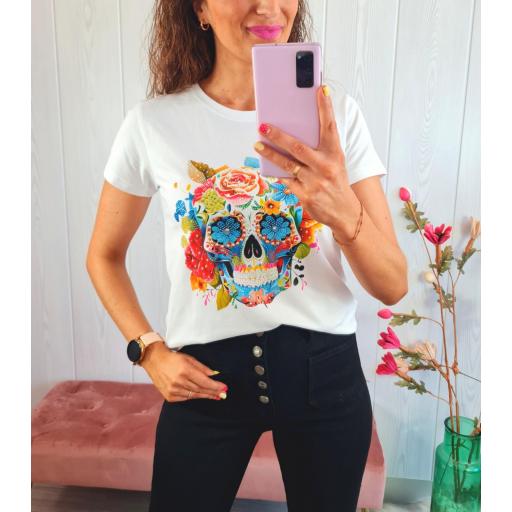 Camiseta Blanca Calavera Flores Azules