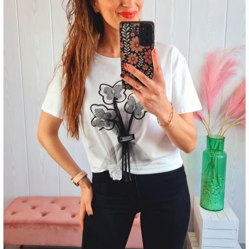 Camiseta Ramo Flores Negras