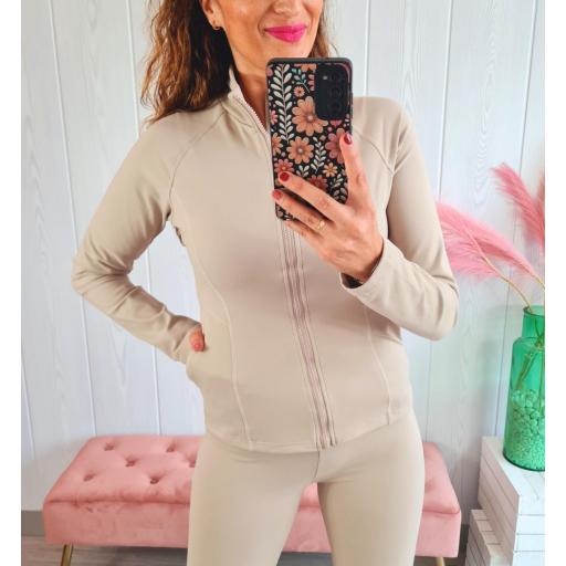 Conjunto Deportivo Beige [3]