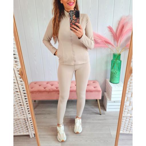 Conjunto Deportivo Beige