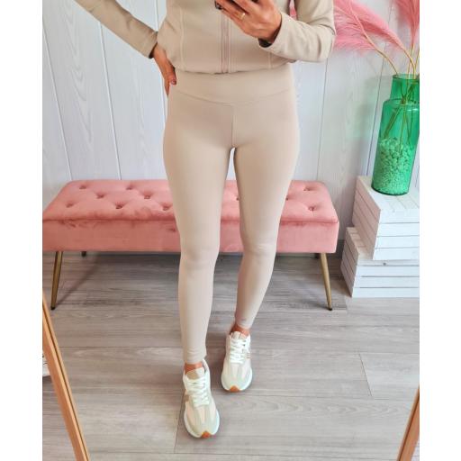 Conjunto Deportivo Beige [1]
