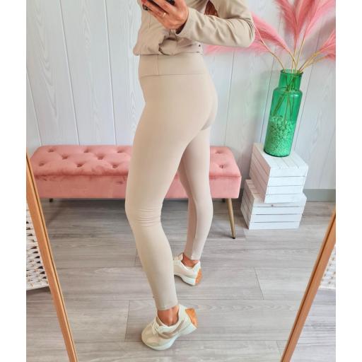 Conjunto Deportivo Beige [2]