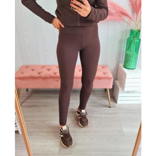 Conjunto Deportivo Marrón [3]