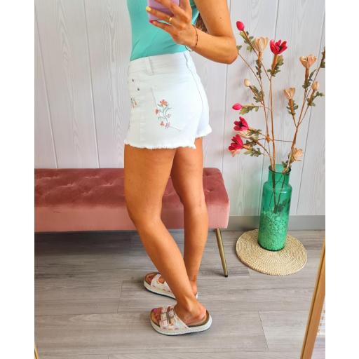 Short Blancos Flores [2]