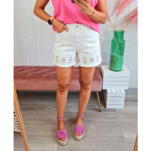 Short Blanco Perforado [2]