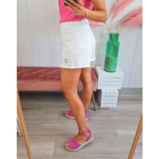 Short Blanco Perforado [3]