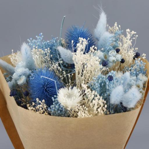 Ramo de flores secas en tonos azules – elegancia y serenidad atemporal