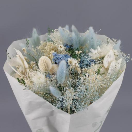 Ramo de flores secas en tonos azules