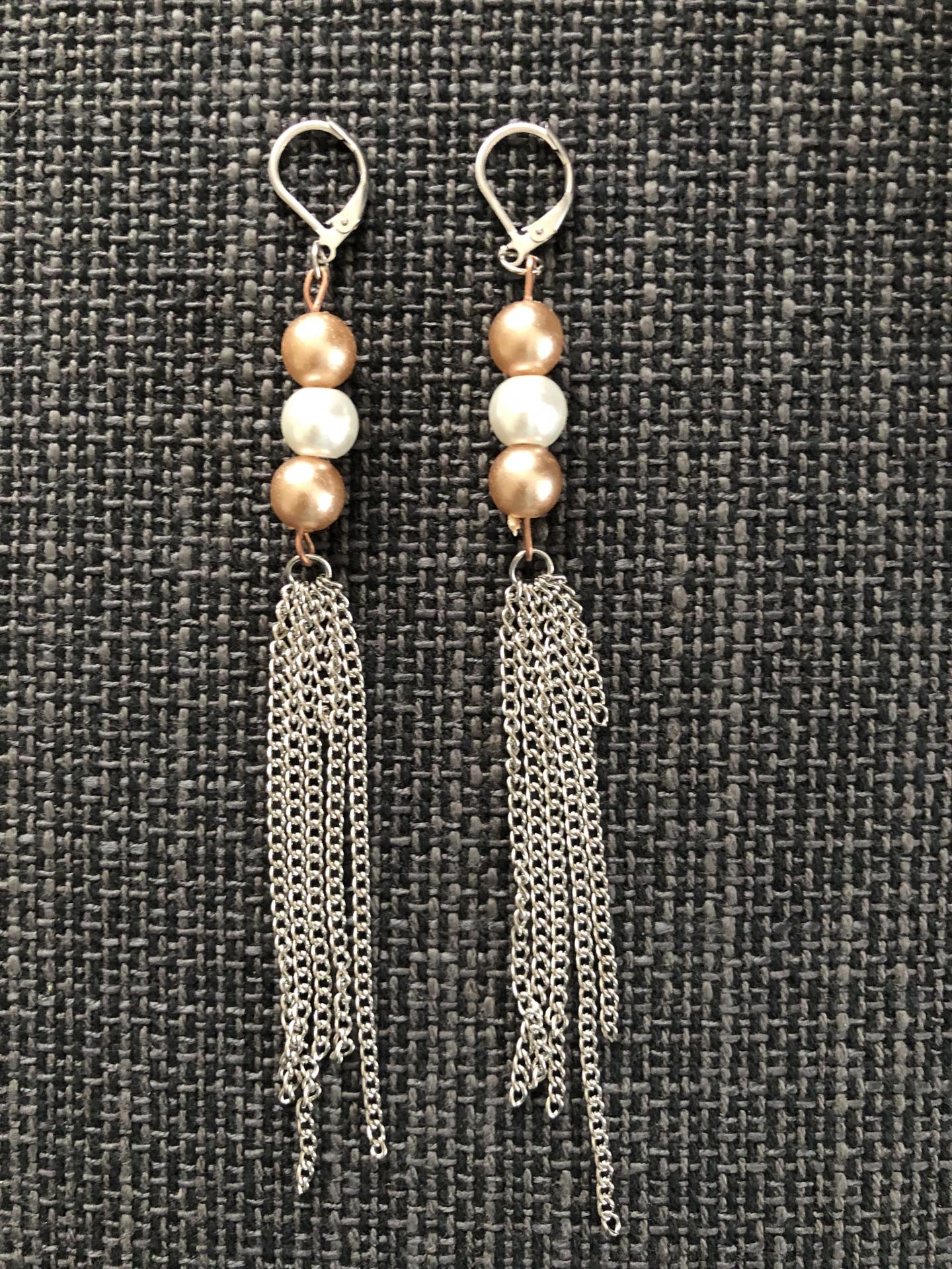Pendientes con perlas de cristal blancas y cobre