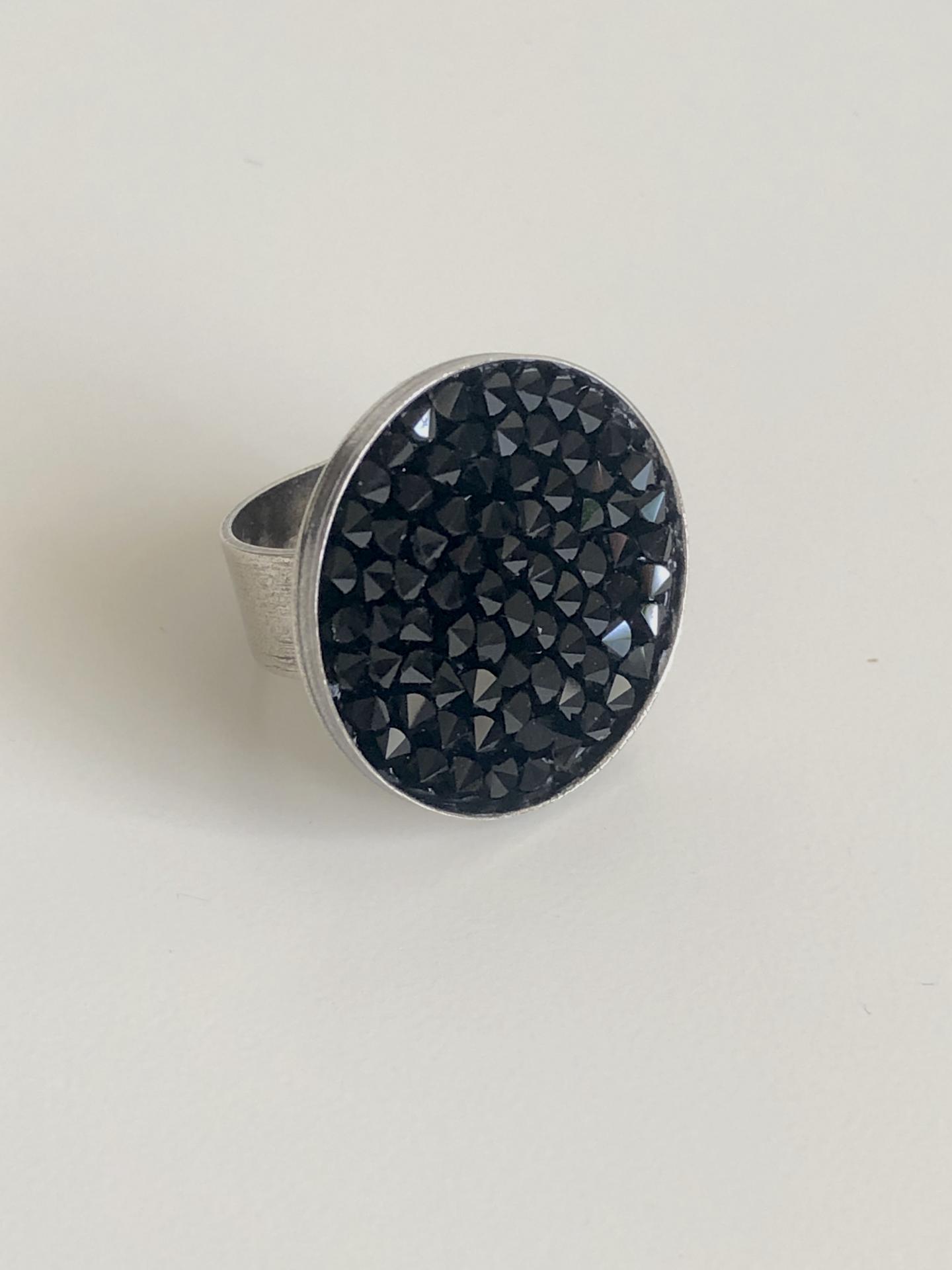 Anillo metálico XL con cristales Swarovski negros 