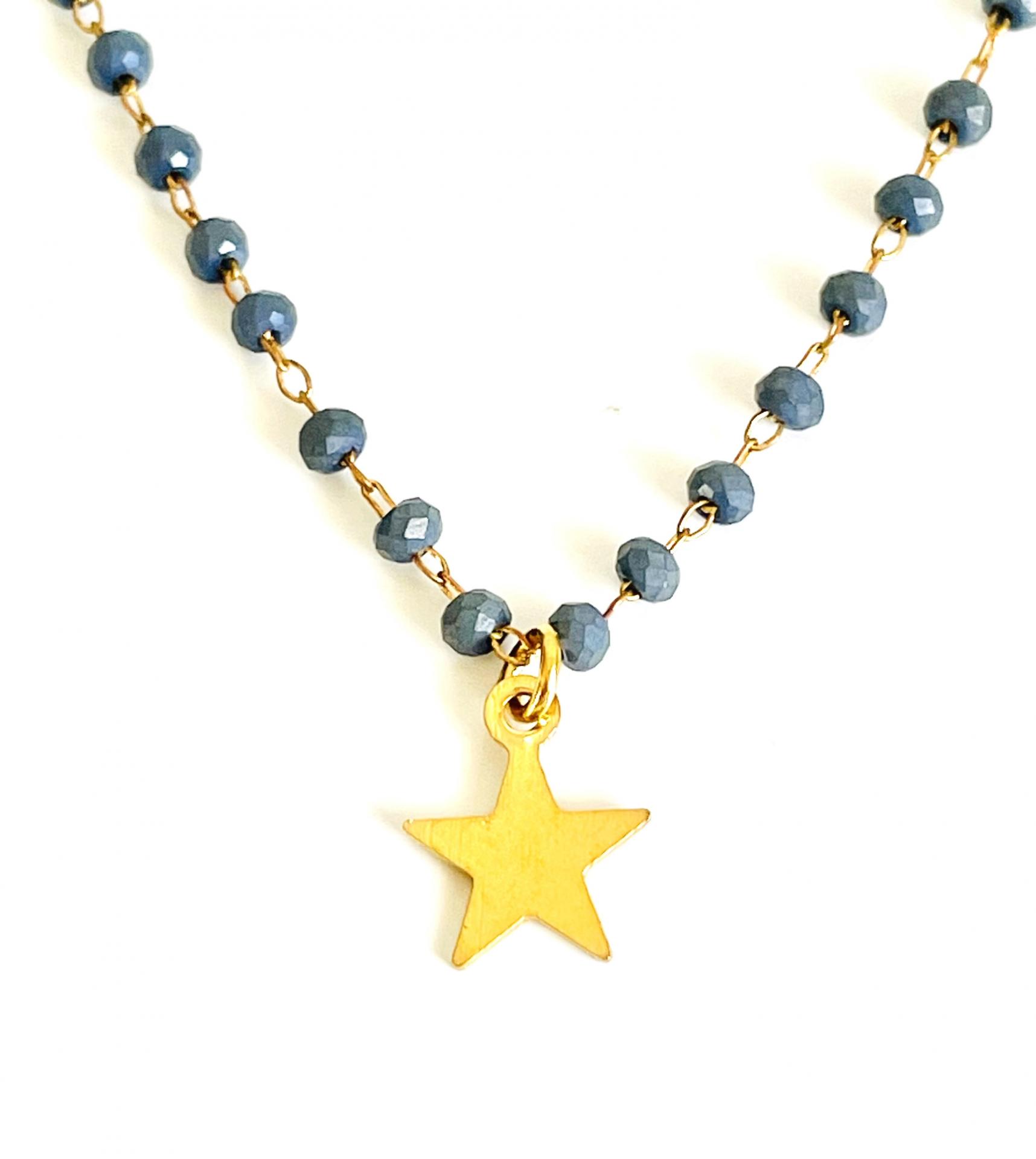 Collar dorado de piedrecitas color azul y estrella 