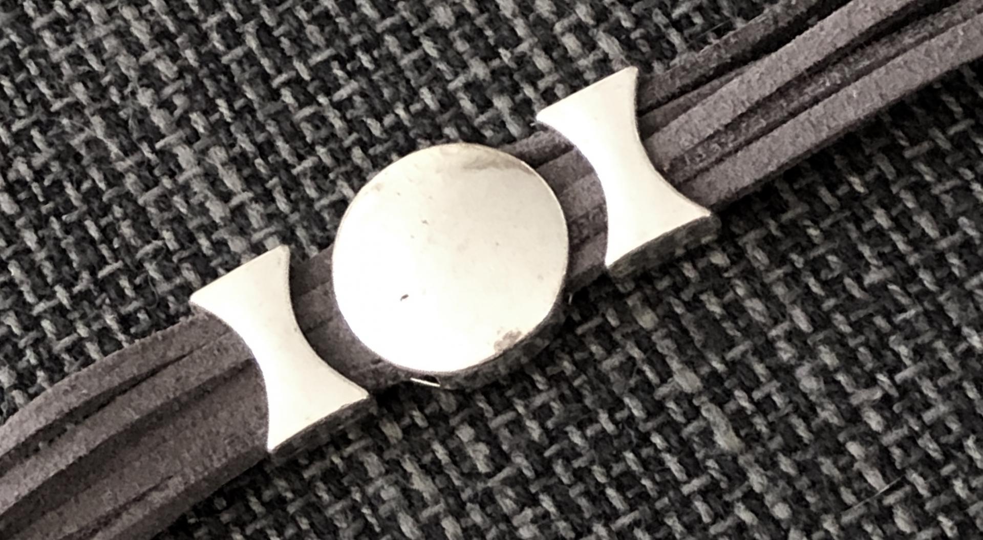 Pulsera con círculo plateado y antelina gris marengo