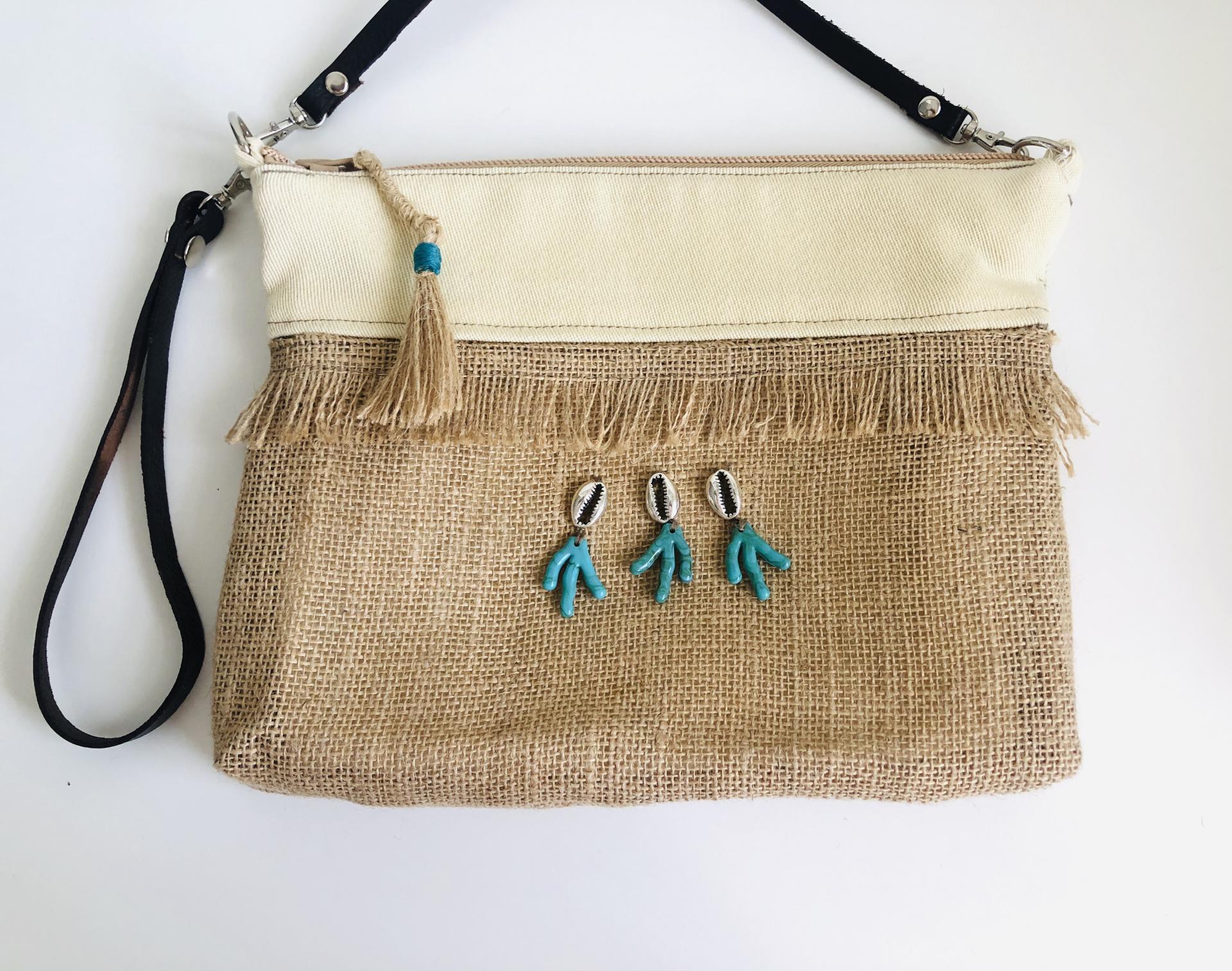 Bolso en tela de saco, tela color crema con detalles plateados y turquesas
