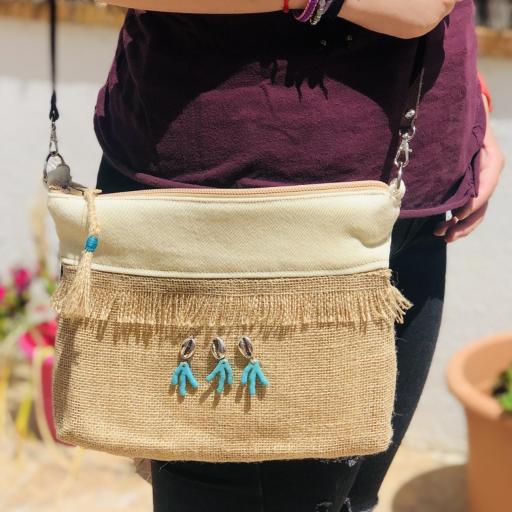 Bolso en tela de saco, tela color crema con detalles plateados y turquesas [1]