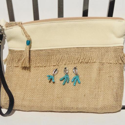 Bolso en tela de saco, tela color crema con detalles plateados y turquesas [3]