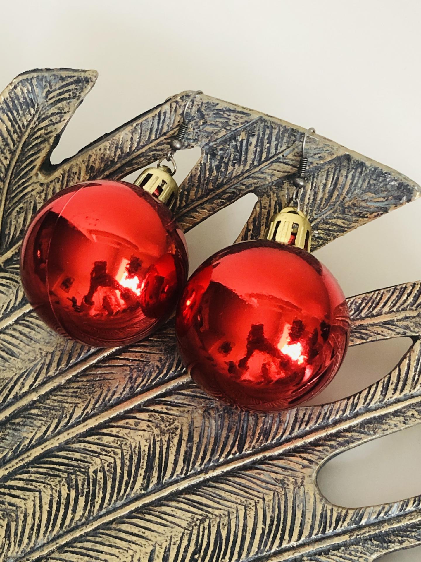 Pendientes bola de navidad  en rojo  brillante o mate 40 mm