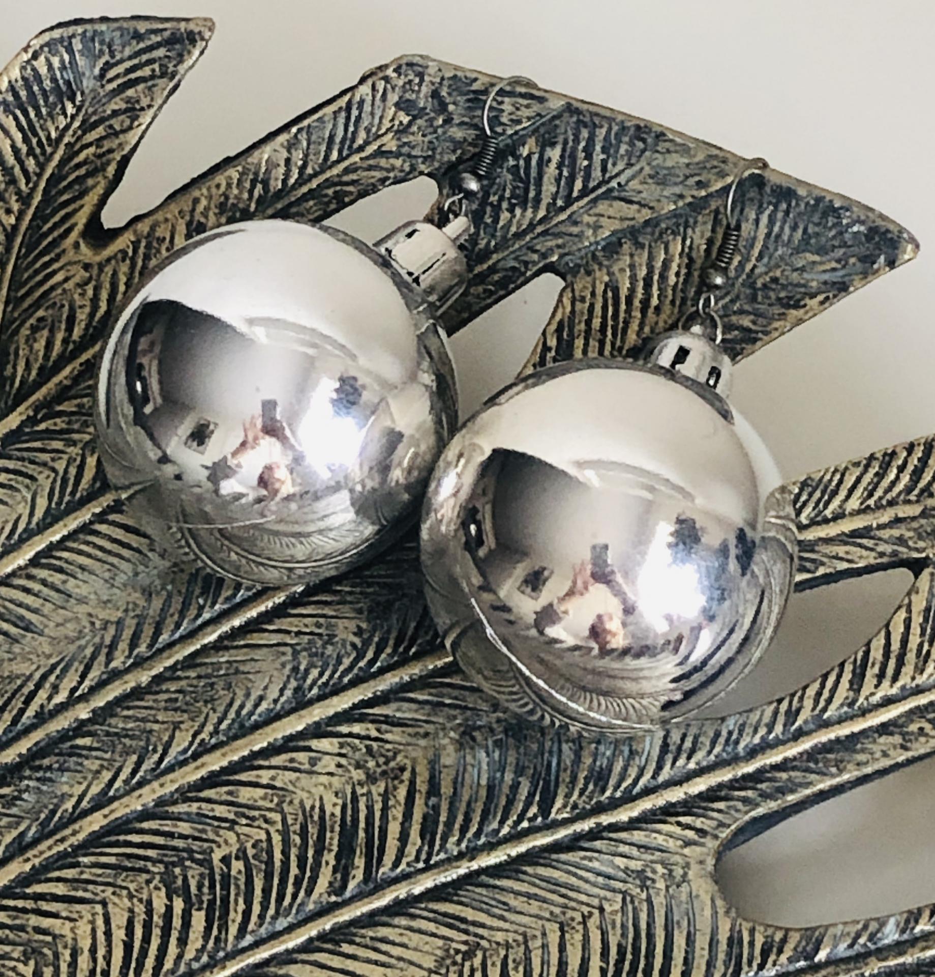 Pendientes bola de navidad en plata  brillo 40 mm