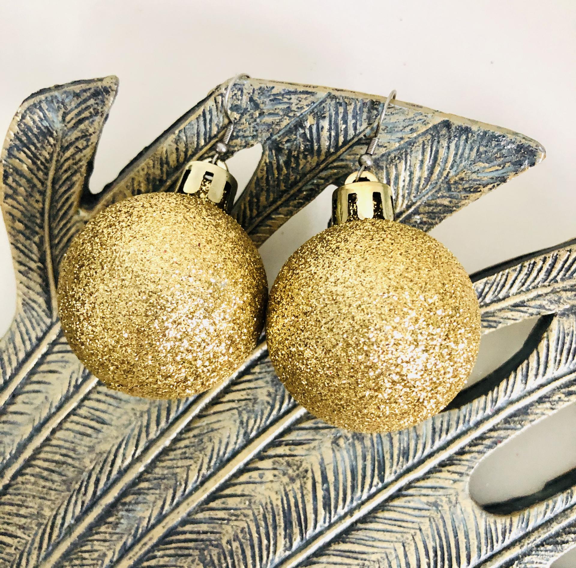 Pendientes bola de navidad  dorada purpurina o mate 40 mm