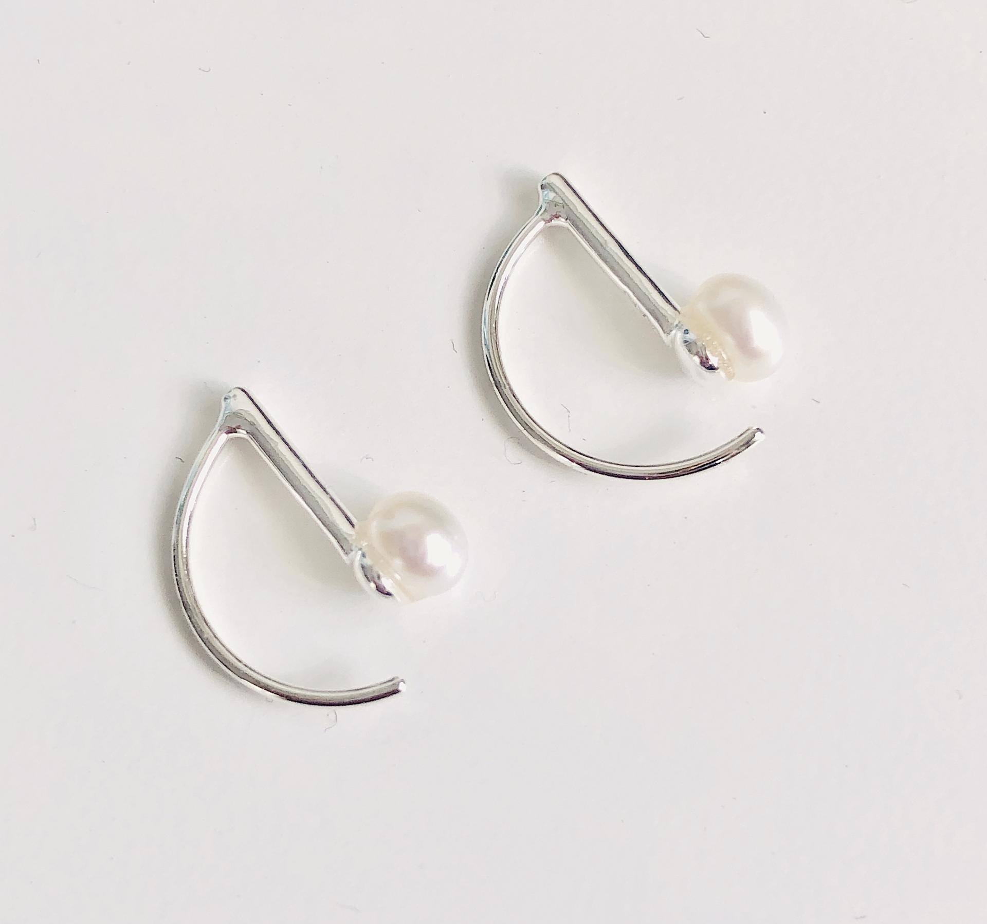 Pendientes geométricos de plata con perla