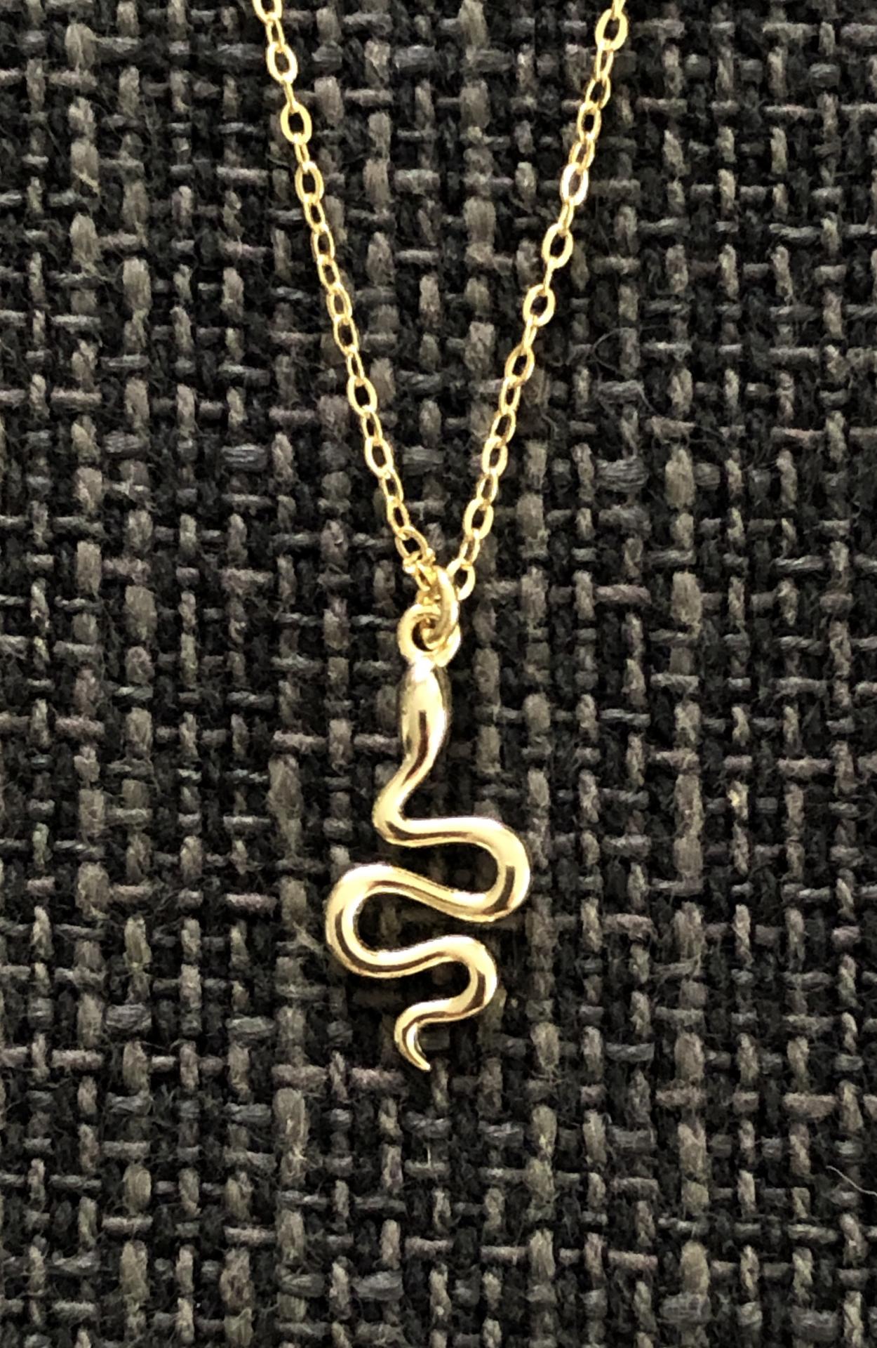 Colgante serpiente de plata rodiada con baño de oro