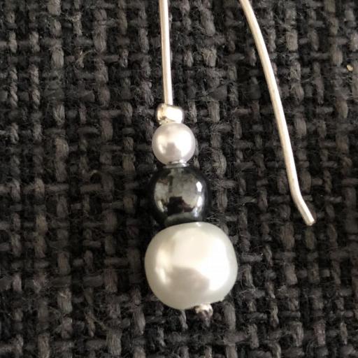 Pendientes de plata con perlas de cristal en blanco y negro [2]