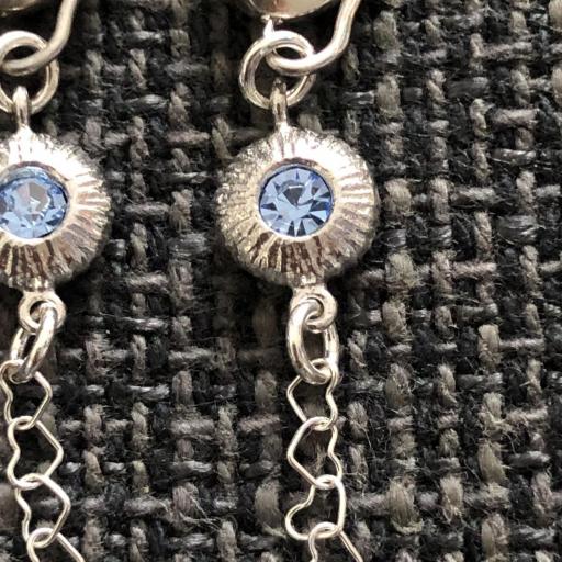 Pendientes de plata con pieza texturada , circonita azul y  cadena de corazones [1]