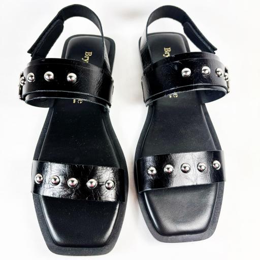 SANDALIA NEGRA TACHAS [1]