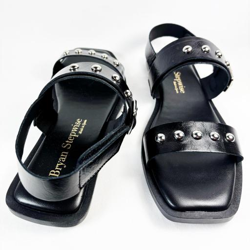 SANDALIA NEGRA TACHAS [2]