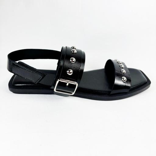 SANDALIA NEGRA TACHAS [3]