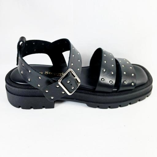 SANDALIA PISO TRACK NEGRA TACHAS [1]