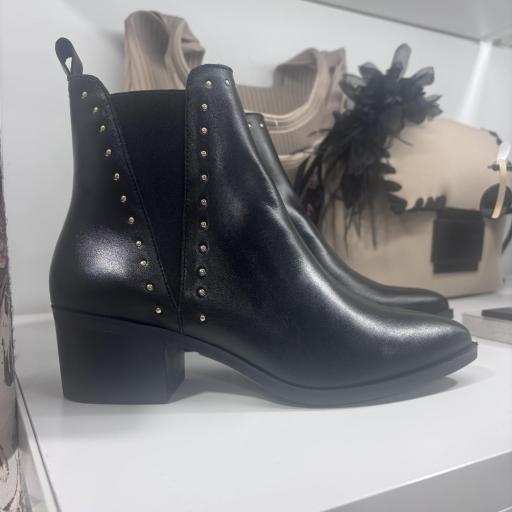 BOTIN V TACHAS NEGRO
