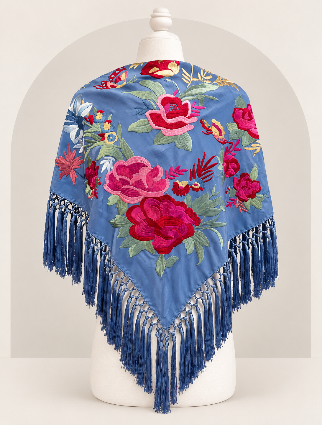 Mantón azul bordado con flecos.png