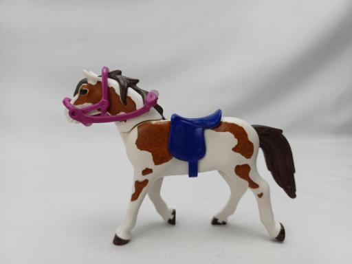 PLAYMOBIL CABALLO  BLANCO MACHAS MARRONES CON HERRAJES MOD019