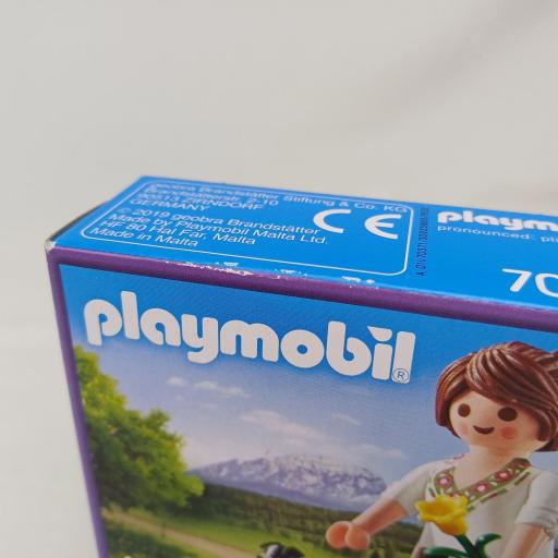 PLAYMOBIL EDICION CHOCOLATE MILKA  70371 CHICA CON PERRO [2]