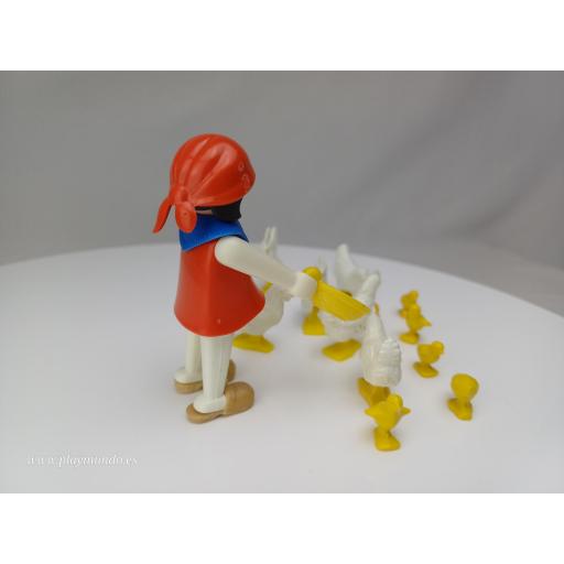PLAYMOBIL 3595 GRANJERA ALIMENTANDO GALLINAS  (AÑO 1981) [1]