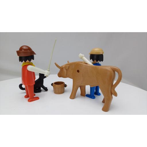 PLAYMOBIL 3577 GRANJEROS CON TORO  (AÑO 1980) [2]
