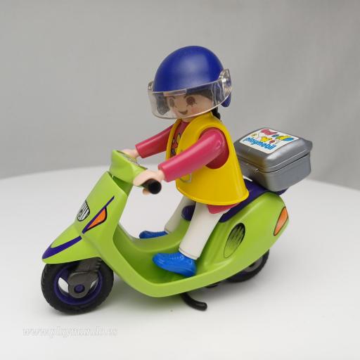 PLAYMOBIL 3946 CHICA CON CICLOMOTOR SCOOTER  (AÑO 1997)