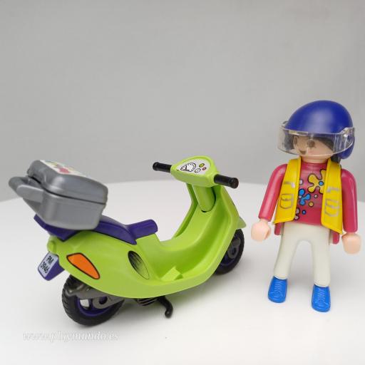 PLAYMOBIL 3946 CHICA CON CICLOMOTOR SCOOTER  (AÑO 1997) [2]