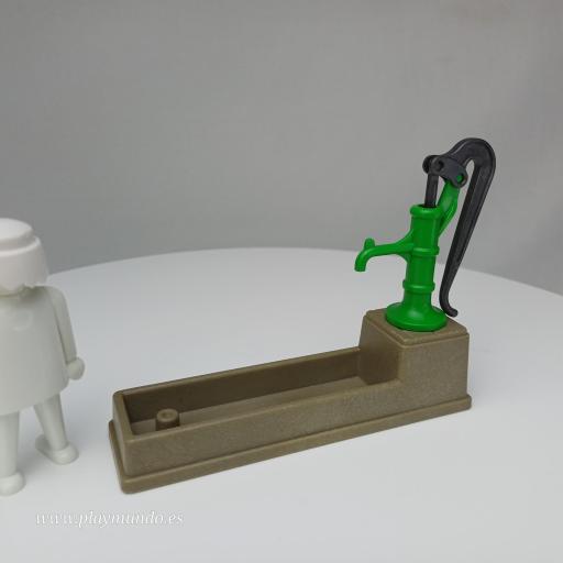 PLAYMOBIL FUENTE DE AGUA ABREVADERO BOMBA MANUAL
