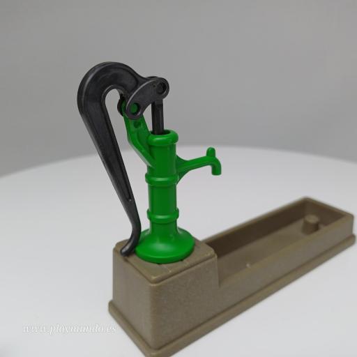 PLAYMOBIL FUENTE DE AGUA ABREVADERO BOMBA MANUAL [1]