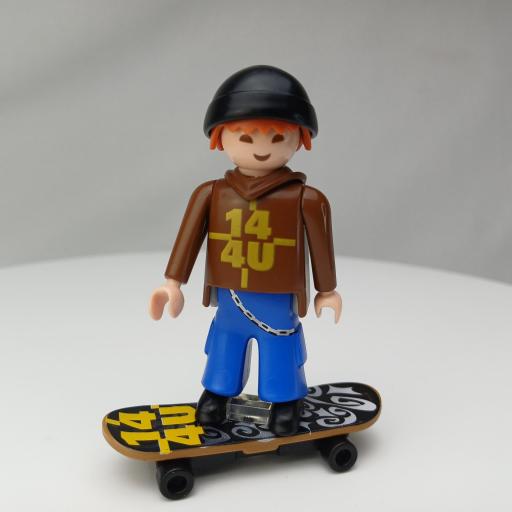 PLAYMOBIL 4754 SPECIAL SKATER  (AÑO 2011)