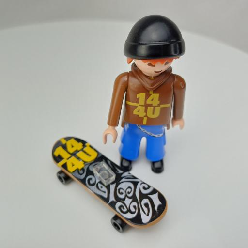PLAYMOBIL 4754 SPECIAL SKATER  (AÑO 2011) [2]