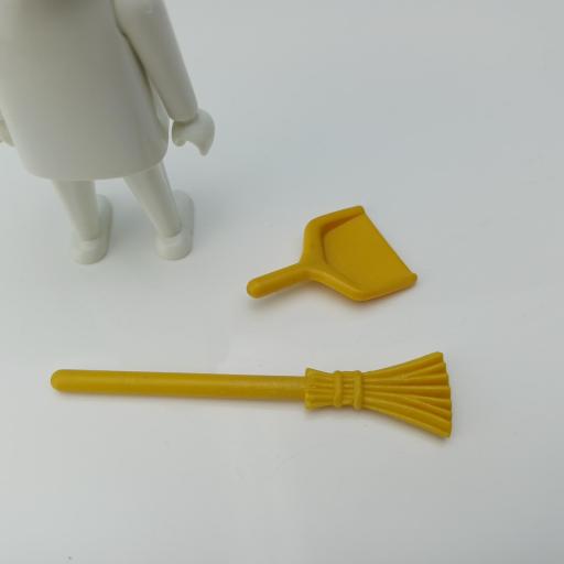 PLAYMOBIL ESCOBA Y RECOGEDOR